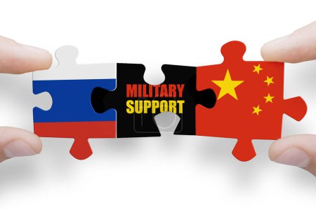Puzzle hecho de banderas de Rusia y China. Relaciones entre Rusia y China y colaboración militar