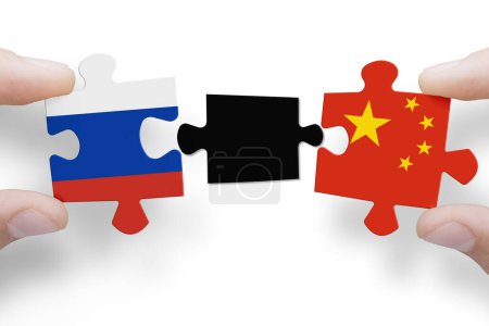 Puzzle fabriqué à partir de drapeaux de la Russie et de la Chine. Relations Russie-Chine et collaboration militaire