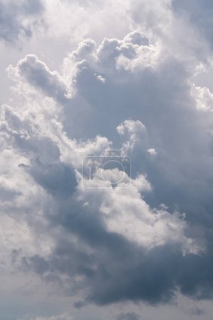 Téléchargez les photos : Fond bleu ciel avec de gros nuages. ciel nuages - en image libre de droit