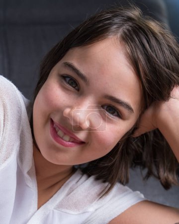 Téléchargez les photos : Gros plan portrait d'une jolie adolescente souriante - en image libre de droit