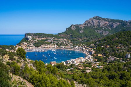 Foto de Hermosa vista de la costa en Port de Soller, puerto para yates y barcos en la isla de Mallorca, España, Mar Mediterráneo - Imagen libre de derechos