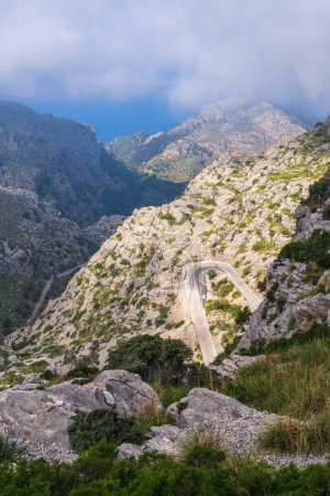 Erstaunliche Landschaften von Mallorca. Majestätische Berge mit Wolken bedeckt, sonniger Tag. Mallorca, Spanien, Balearen