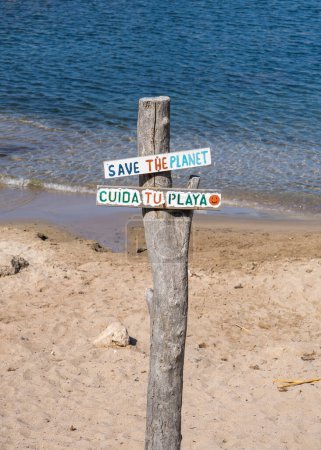 Touristische Routen am Strand. Schilder, Wegbeschreibungen, Bezeichnungen, beliebte Orte für Touristen. auf der Insel Mallorca, Spanien. Balearen.