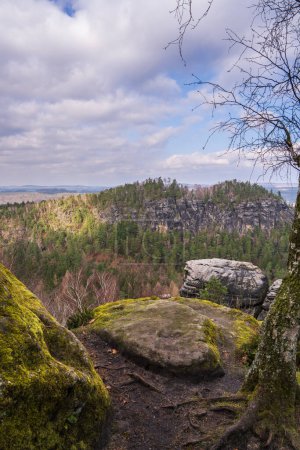 Téléchargez les photos : Superbe vue sur la montagne. Paysage pittoresque avec de belles vues à la lumière du soleil. Parc national de Saxe Suisse, près de Dresde, Allemagne. - en image libre de droit