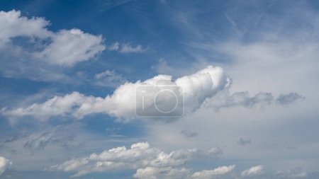 Foto de Fondo cielo azul con nubes grandes y pequeñas - Imagen libre de derechos