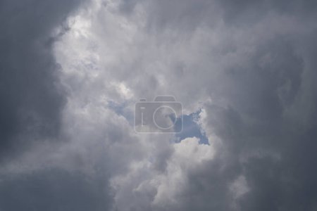 Foto de Nubes oscuras y ominosas prometen lluvia - Imagen libre de derechos