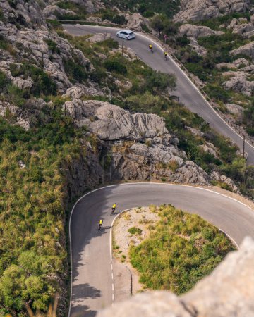 Die berühmte Straße Sa Calobra in Mallorca, Spanien, ein beliebter Ort für alle Radfahrer. Einsame Radfahrer erklimmen kurvenreiche Straße