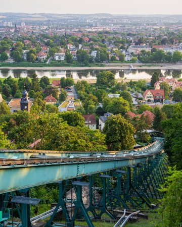 Foto de Schwebebahn Dresden, una carretera sin tranvías, es uno de los ferrocarriles suspendidos más antiguos del mundo. Teleférico suspendido, Dresde, Alemania - Imagen libre de derechos