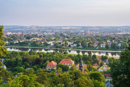 Blick auf die Stadt Dresden, Deutschland, Elbe. Fähre, Überfahrt. Berühmter Touristenort