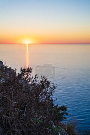 Sonnenuntergang an der wunderschönen Küstenbucht von Port de Soller, Insel Mallorca, Spanien Mittelmeer, Balearen