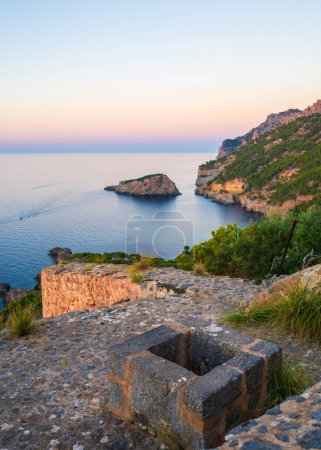 Téléchargez les photos : Coucher de soleil sur la magnifique baie côtière de Port de Soller, île de Majorque, Espagne Mer Méditerranée, Îles Baléares - en image libre de droit
