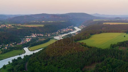 Herrliche Morgenlandschaft. Sonnenaufgang in den Bergen. Blick von der Bastei-Brücke im Nationalpark Sächsische Schweiz, Deutschland. Nicht weit von Dresden 
