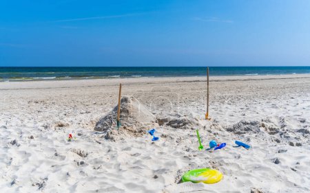 Schaufeln, Spielzeug am Sandstrand der Ostsee. Urlaub mit Kindern. Babyurlaub