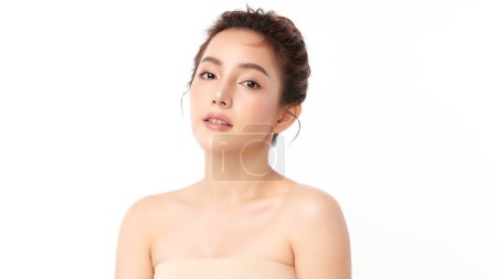 Hermosa mujer asiática joven con piel limpia y fresca sobre fondo blanco, Cuidado de la cara, Tratamiento facial, Cosmetología, belleza y spa, Retrato de mujeres asiáticas.