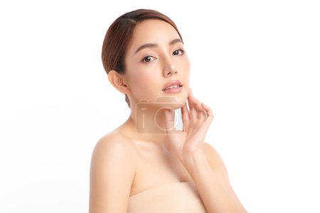 Hermosa mujer asiática joven con piel limpia y fresca sobre fondo blanco, Cuidado de la cara, Tratamiento facial, Cosmetología, belleza y spa, Retrato de mujeres asiáticas.