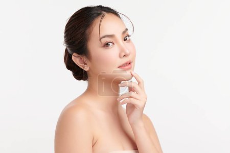 Belle jeune femme asiatique avec une peau propre et fraîche sur fond blanc, Soins du visage, Soins du visage, Cosmétologie, beauté et spa, Portrait de femmes asiatiques.