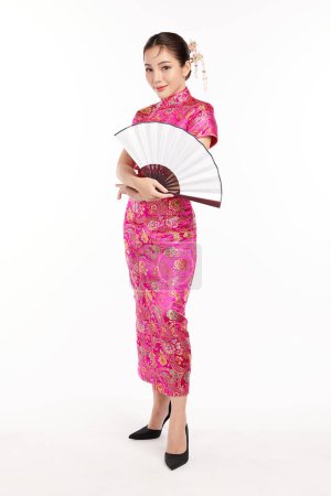 Foto de Mujer china asiática en vestido tradicional cheongsam qipao sobre fondo blanco. Festival de año nuevo chino, - Imagen libre de derechos