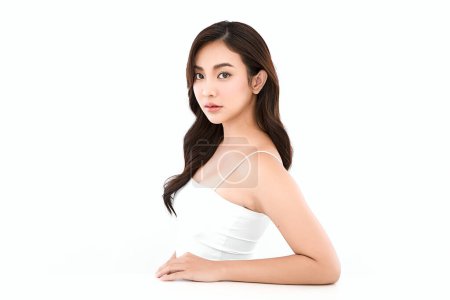 Schöne junge asiatische Frau mit sauberer, frischer Haut auf weißem Hintergrund, Gesichtspflege, Gesichtsbehandlung, Kosmetologie, Schönheit und Wellness, asiatische Frauenporträt.