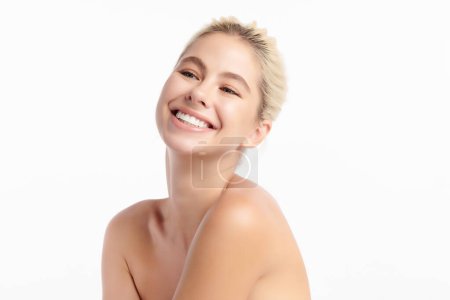 Téléchargez les photos : Beau sourire de jeune femme avec des dents blanches saines sur fond blanc, soins dentaires. Concept de dentisterie. - en image libre de droit