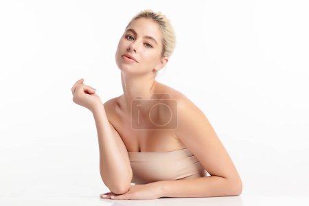 Foto de Hermosa mujer joven con piel limpia y fresca sobre fondo blanco, Cuidado de la cara, Tratamiento facial, Cosmetología, belleza y spa, - Imagen libre de derechos