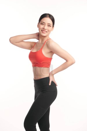 Téléchargez les photos : Belle jeune femme sportive asiatique avec des vêtements de sport prêts pour l'exercice sur fond blanc, Vêtements de sport publicitaires et vêtements de yoga, Mode de vie sain, sport. - en image libre de droit