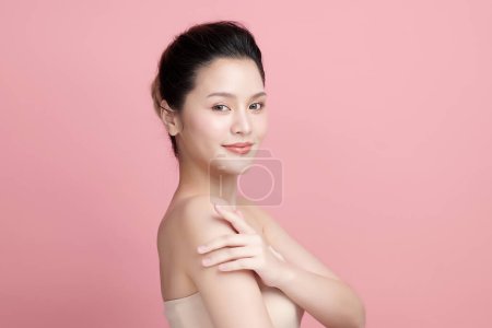 Foto de Hermosa mujer asiática joven con piel limpia y fresca sobre fondo rosa, Cuidado de la cara, Tratamiento facial, Cosmetología, belleza y spa, Retrato de mujeres asiáticas. - Imagen libre de derechos