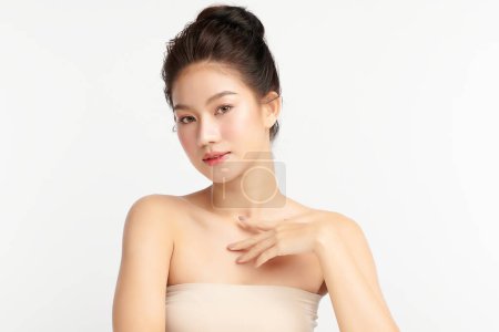 Téléchargez les photos : Belle jeune femme asiatique avec une peau propre et fraîche sur fond blanc, Soins du visage, Soins du visage, Cosmétologie, beauté et spa, Portrait de femmes asiatiques. - en image libre de droit