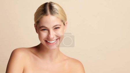 Téléchargez les photos : Beau sourire de jeune femme avec des dents blanches saines sur fond beige, Soins dentaires. Concept de dentisterie. - en image libre de droit