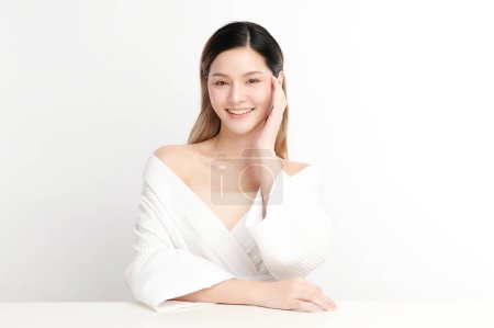 Foto de Hermosa mujer asiática joven con piel limpia y fresca sobre fondo blanco, Cuidado de la cara, Tratamiento facial, Cosmetología, belleza y spa, Retrato de mujeres asiáticas. - Imagen libre de derechos