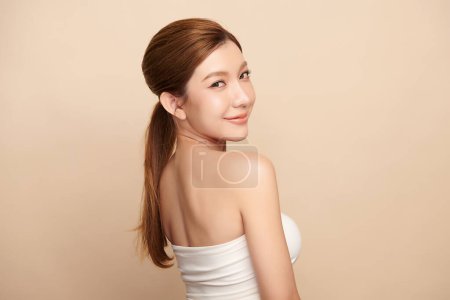 Téléchargez les photos : Belle jeune femme asiatique avec une peau propre et fraîche sur fond beige, Soins du visage, Soins du visage, Cosmétologie, beauté et spa, Portrait de femmes asiatiques. - en image libre de droit