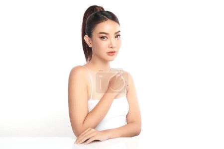 Foto de Hermosa mujer asiática joven con piel limpia y fresca sobre fondo blanco, Cuidado de la cara, Tratamiento facial, Cosmetología, belleza y spa, Retrato de mujeres asiáticas. - Imagen libre de derechos