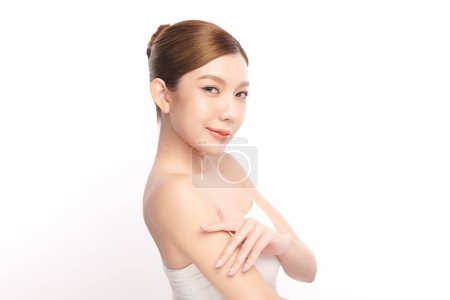 Téléchargez les photos : Belle jeune femme asiatique avec une peau propre et fraîche sur fond blanc, Soins du visage, Soins du visage, Cosmétologie, beauté et spa, Portrait de femmes asiatiques. - en image libre de droit