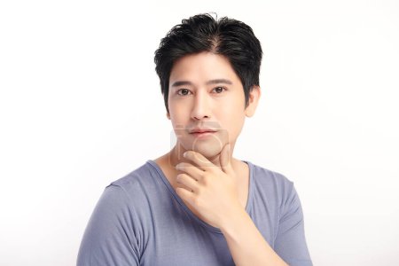 Foto de Guapo joven asiático sobre fondo blanco, Cuidado de la cara, Tratamiento facial, Cosmetología, belleza y spa, Retrato de hombres asiáticos. - Imagen libre de derechos
