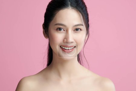 Téléchargez les photos : Belle jeune femme asiatique avec une peau propre et fraîche sur fond rose, Soins du visage, Soins du visage, Cosmétologie, beauté et spa, Portrait de femmes asiatiques. - en image libre de droit