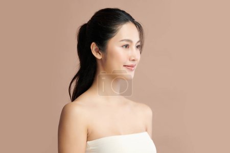 Téléchargez les photos : Belle jeune femme asiatique avec une peau propre et fraîche sur fond beige, Soins du visage, Soins du visage, Cosmétologie, beauté et spa, Portrait de femmes asiatiques. - en image libre de droit