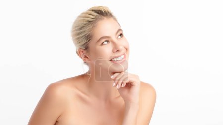 Foto de Hermosa sonrisa de mujer joven con dientes blancos sanos sobre fondo blanco, cuidado dental. Concepto odontológico. - Imagen libre de derechos