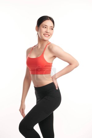 Téléchargez les photos : Belle jeune femme sportive asiatique avec des vêtements de sport prêts pour l'exercice sur fond blanc, Vêtements de sport publicitaires et vêtements de yoga, Mode de vie sain, sport. - en image libre de droit
