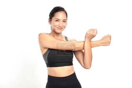 eine asiatische Frau trainiert im Sportanzug mit weißem Hintergrund,