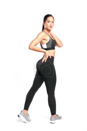 Foto de Hermosa joven asiática deporte mujer con ropa deportiva listo para el ejercicio sobre fondo blanco, ropa deportiva de publicidad y ropa de yoga, estilo de vida saludable, deporte. - Imagen libre de derechos
