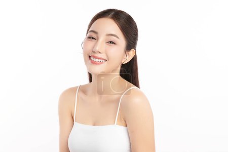 Téléchargez les photos : Beau sourire de jeune femme asiatique avec des dents blanches saines sur fond blanc, soins dentaires. Concept de dentisterie. - en image libre de droit