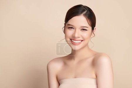 Téléchargez les photos : Beau sourire de jeune femme asiatique avec des dents blanches saines sur fond beige, Soins dentaires. Concept de dentisterie. - en image libre de droit