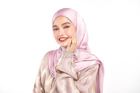 Foto de Hermosa joven mujer musulmana asiática usando un hiyab rosa sobre fondo blanco, Retrato de belleza árabe. - Imagen libre de derechos