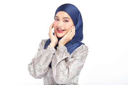 Téléchargez les photos : Belle jeune femme musulmane asiatique portant un hijab bleu sur fond blanc, Portrait de Beauté Arabe. - en image libre de droit