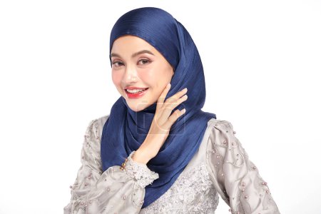 Foto de Hermosa joven mujer musulmana asiática usando un hiyab azul sobre fondo blanco, Retrato de belleza árabe. - Imagen libre de derechos