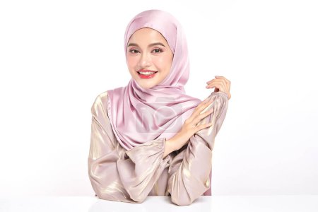Téléchargez les photos : Belle jeune femme musulmane asiatique portant un hijab rose sur fond blanc, Portrait de Beauté Arabe. - en image libre de droit
