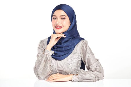 Foto de Hermosa joven mujer musulmana asiática usando un hiyab azul sobre fondo blanco, Retrato de belleza árabe. - Imagen libre de derechos