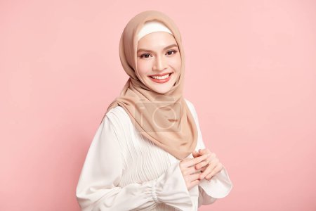 Téléchargez les photos : Belle jeune femme musulmane asiatique portant un hijab beige sur fond rose, Portrait de Beauté Arabe. - en image libre de droit