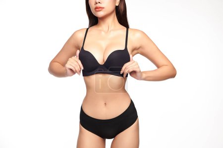 Téléchargez les photos : Confiant belle jeune femme asiatique posant en lingerie noire sur fond blanc, corps parfait, - en image libre de droit
