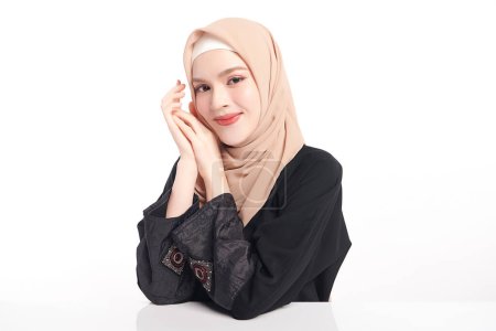 Téléchargez les photos : Belle jeune femme musulmane asiatique portant un hijab beige sur fond blanc, Portrait de Beauté Arabe. - en image libre de droit