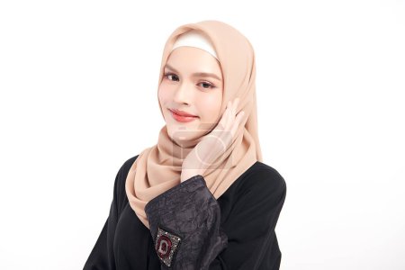 Foto de Hermosa joven mujer musulmana asiática usando un hijab beige sobre fondo blanco, Retrato de belleza árabe. - Imagen libre de derechos